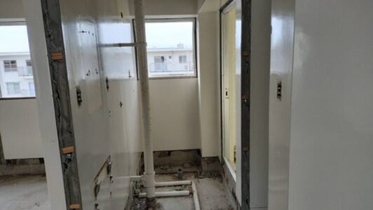 木部と窓サッシを解体しスケルトン化