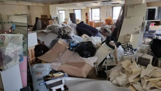 おおよそ200平方メートルの室内に散在する産業廃棄物