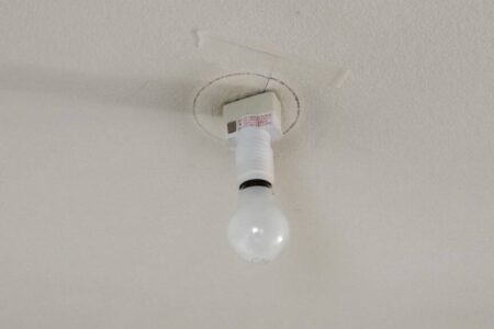 廊下の裸電球