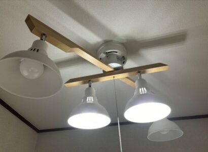 シーリングソケットを固定し新しい照明器具を設置