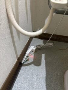 新設したコンセント移設した便座が向かい合うため延長コードで補いました