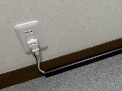 トイレ室内にコンセントがなかったので隣接より電源専を引き、コンセントを増設しました