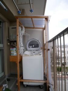 築古マンションのベランダに設置した洗濯機カバー