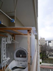 ベランダに設置した洗濯機カバーで雨よけ