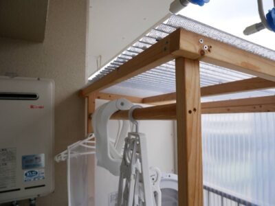 ベランダに設置した洗濯機カバーにハンガー用ポールを設置