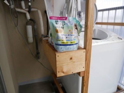 ベランダに設置した洗濯機カバーに小物入れ箱も設置
