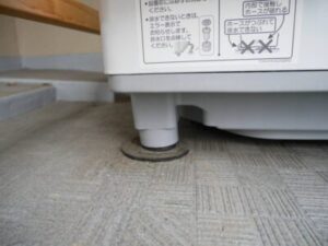 ベランダに設置した洗濯機の振動軽減マットを敷設
