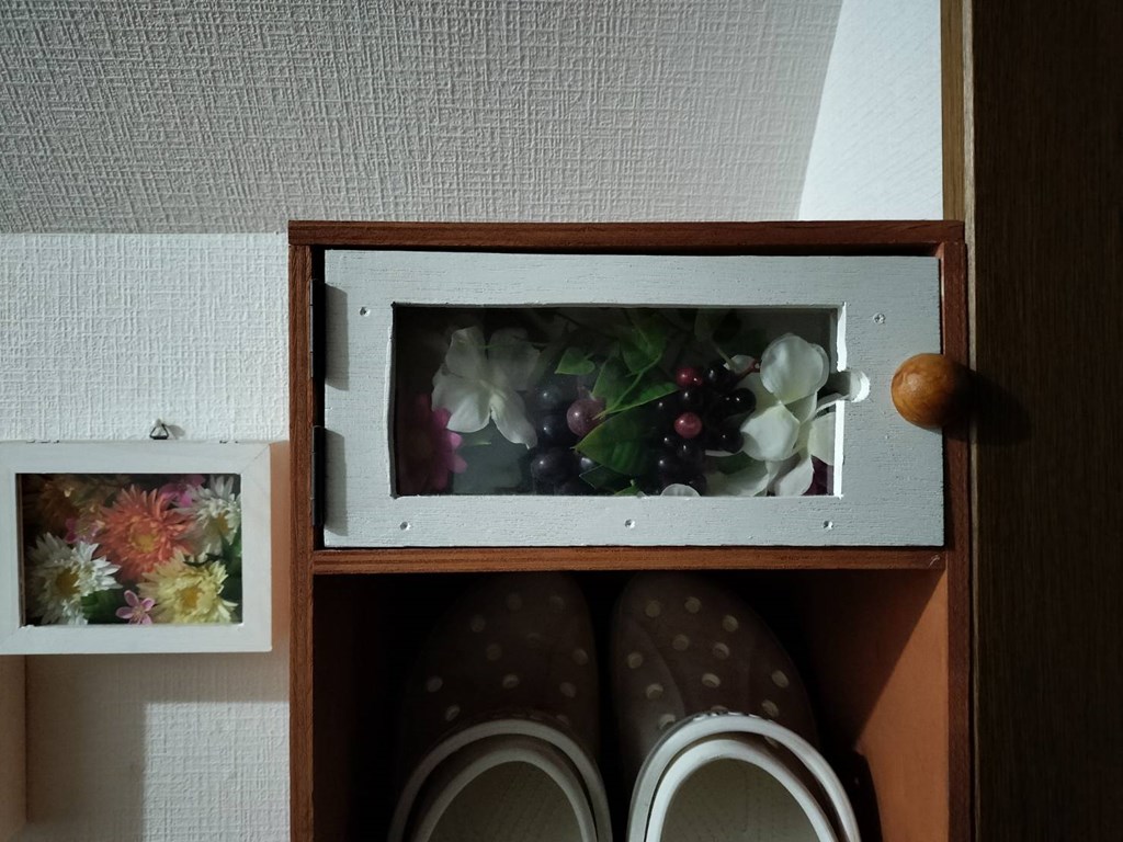 小物入れの扉にはディスプレー枠を施しました